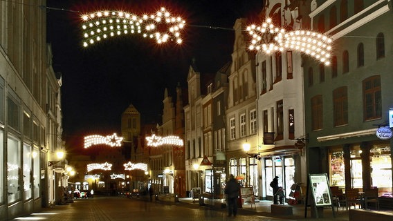 weihnachtlich geschmückte Fußgängerzone © NDR Foto: Helmut Kuzina aus Wismar