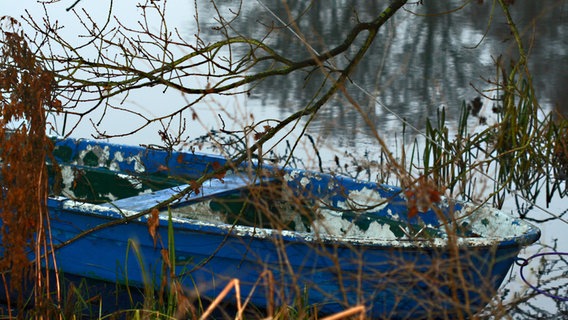 Von einem Boot blättert die Farbe ab. © NDR Foto: Renate Reinbothe aus Thurow