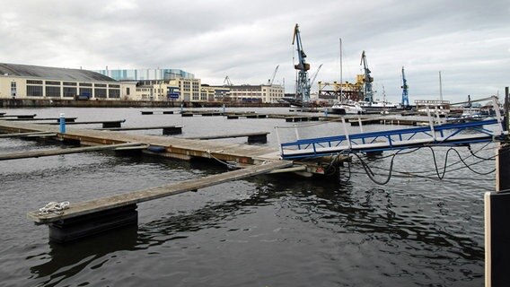 Niedrigwasser und leere Bootsstege im Westhafen von Wismar. © NDR Foto: Helmut Kuzina aus Wismar