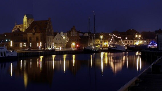 Fischkutter liegen im Alten Hafen in Wismar bei Nacht. © NDR Foto: Helmut Kuzina aus Wismar