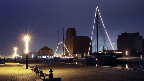Mit Lichterkette beleuchtete Schiffe im Hafen von Wismar. © NDR Foto: Helmut Kuzina aus Wismar