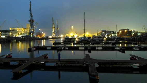 Der Westhafen von Wismar in der Abenddämmerung © NDR Foto: Helmut Kuzina aus Wismar