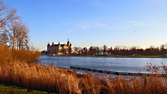 Das Schweriner Schloss hinter dem Burgsee © NDR Foto: Christina Scholz aus Konstanz