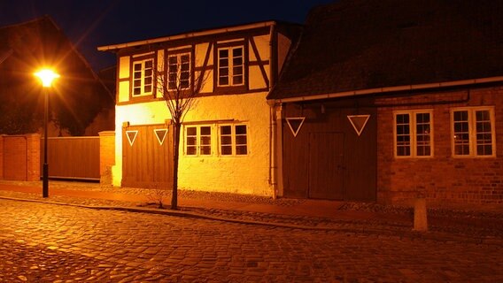 Alte Schmiede in Gadebusch bei Nacht © NDR Foto: Manfred Seibke aus Dorf Ganzow