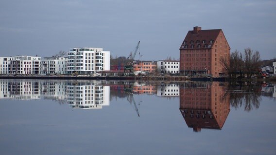 Gebäude spiegeln sich in einem gefrorenen See. © NDR Foto: Hartmut Hullmann aus Schwerin