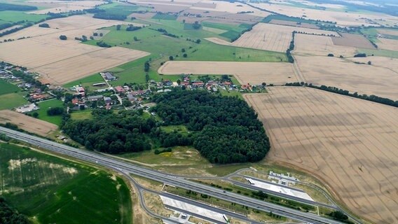 Blick aus einem Flugzeug auf Wölzow und Umgebung © NDR Foto: Jörn Fox aus Wölzow