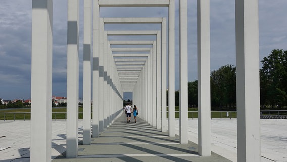 Die weiße Kolonnade im schweriner Schlossgarten © NDR Foto: Helmut Kuzina aus Wismar