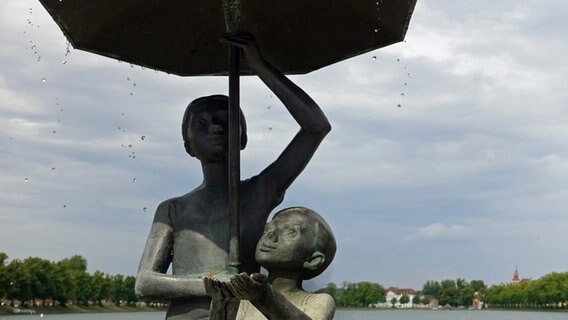 Brunnen "Schirmkinder" am Pfaffenteich in Schwerin. © NDR Foto: Helmut Kuzina aus Wismar