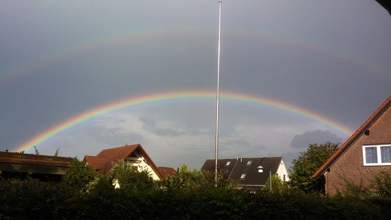 Doppelter Regenbogen über einer Wohnsiedlung © NDR Foto: Steffen Jeske aus Banzkow