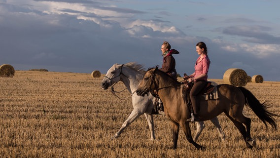 Zwei Frauen reiten über ein Feld. © NDR Foto: Dirk Neubauer aus Schwerin