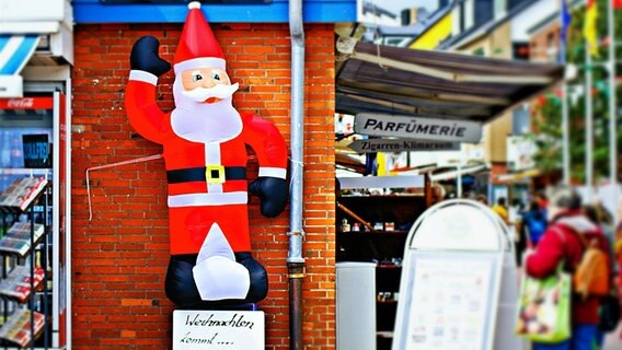 Weihnachtsmannfigur in der Fußgängerzone © NDR Foto: Arnold Prosch aus Schwerin
