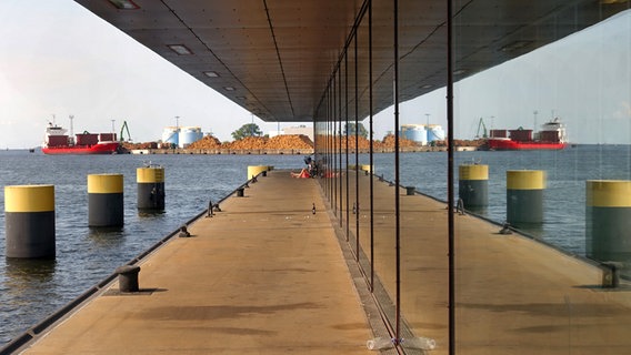 Seitlicher Blick auf die Glasfront eines Gebäudes im Wismarer Hafen. © NDR Foto: Helmut Kuzina aus Wismar