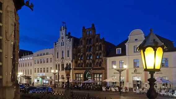 Der Marktplatz von Wismar zur blauen Stunde © NDR Foto: Helmut Kuzina aus Wismar