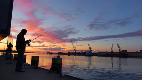 Angler am Hafenkai bei Sonnenuntergang. © NDR Foto: Helmut Kuzina aus Wismar