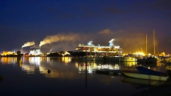 Auslaufendes Kreuzfahrtschiff © NDR Foto: Helmut Kuzina aus Wismar