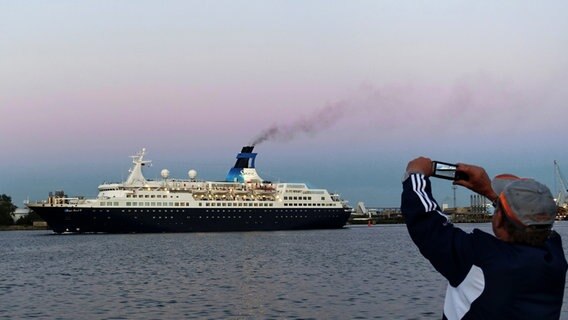 Schiff in Wismarer Bucht © NDR Foto: Helmut Kuzina aus Wismar