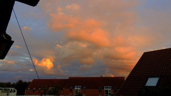 Sonnenaufgang bei bewölktem Himmel © NDR Foto: Horst Laatz von der Insel Poel