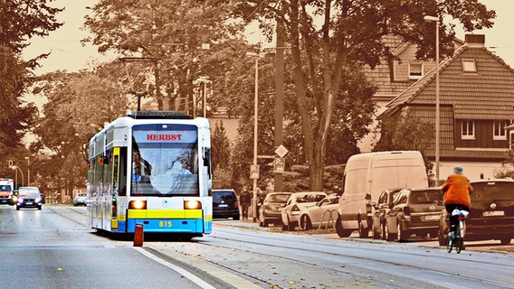 Eine Straßenbahn mit dem Schriftzug "Herbst" © NDR Foto: Arnold Prosch aus Schwerin