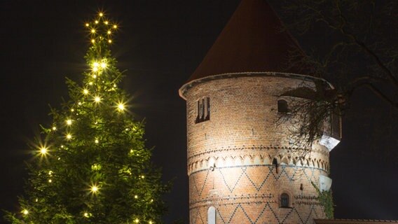 Weihnachtsbaum vor dem Amtsturm in Lübz © NDR Foto: Michael Ritter aus Lübz