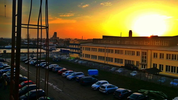 Sonnenaufgang über einer Fabrikhalle © NDR Foto: Markus Pentti Pylväläinen aus Wismar