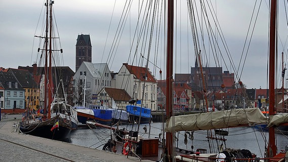 Schiffe an der Kaimauer in Wismar © NDR Foto: Helmut Kuzina aus Wismar