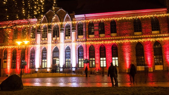 Das Rathaus von Parchim ist bunt beleuchtet. © NDR Foto: Frank Engel aus Parchim