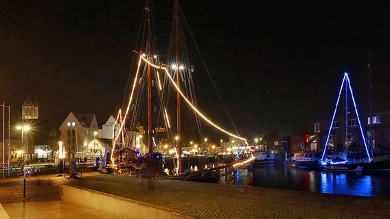 Die Schiffe im Hafen von Wismar sind mit Lichterketten geschmückt. © NDR Foto: Helmut Kuzina aus Wismar
