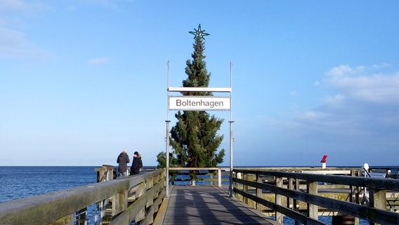 Weihnachtsbaum auf einer Seebrücke © NDR Foto: Jörn Fox aus Wölzow