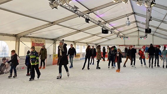 Menschen laufen Schlittschuh auf einer Eisbahn. © NDR Foto: Helmut Kuzina aus Wismar