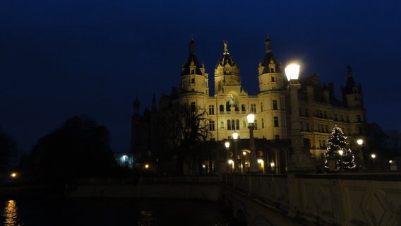 Schweriner Schloss erstrahlt in der Nacht. © NDR Foto: Christopher Motz aus Zepelin