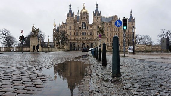 Schweriner Schloss bei Regen © NDR Foto: Helmut Kuzina aus Wismar