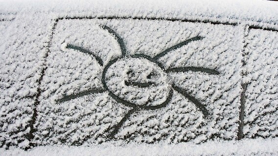 Sonne aus Schnee auf einem Auto © NDR Foto: Helmut Kuzina aus Wismar