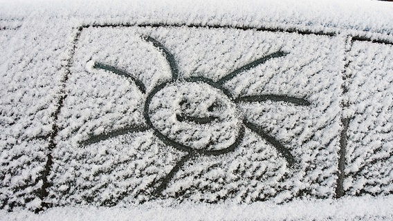 Sonne aus Schnee auf einem Auto Sonne aus Schnee auf einem Auto © NDR Foto: Helmut Kuzina aus Wismar
