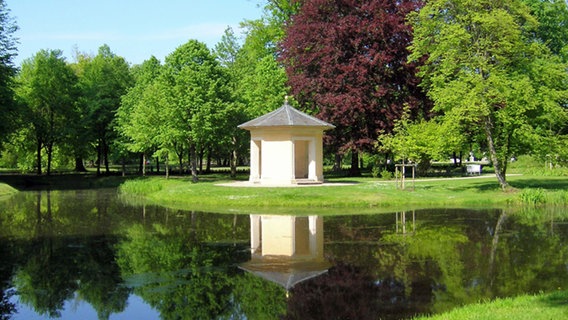 Blick auf einen Wasserlauf, einen Pavillon und Bäume im Schlosspark Ludwigslust. © NDR Foto: Ernst Schmidt aus Wismar
