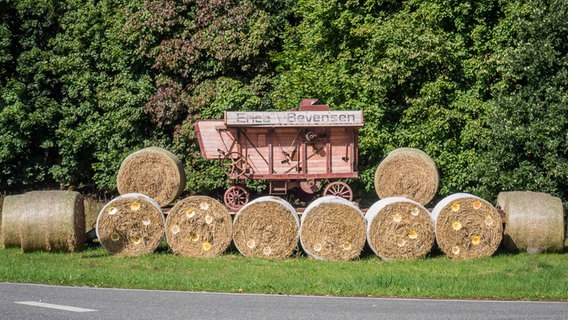 Alte Dreschmaschine steht auf Heuballen am Straßenrand. © NDR Foto: Frank Engel aus Parchim