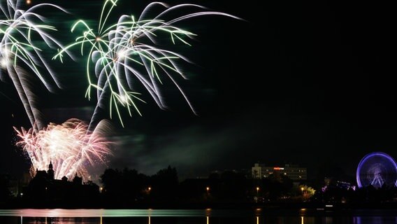 Feuerwerk über einer Stadt © NDR Foto: Gabriele Kaulfürst aus Schwerin