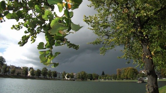 Dunkle Wolken über dem Pfaffenteich © NDR Foto: Jim McIntosh aus Schwerin