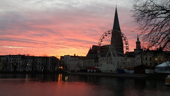 Über dem Schweriner Weihnachtsmarkt geht die Sonne auf. © NDR Foto: Anne Krempien aus Schwerin