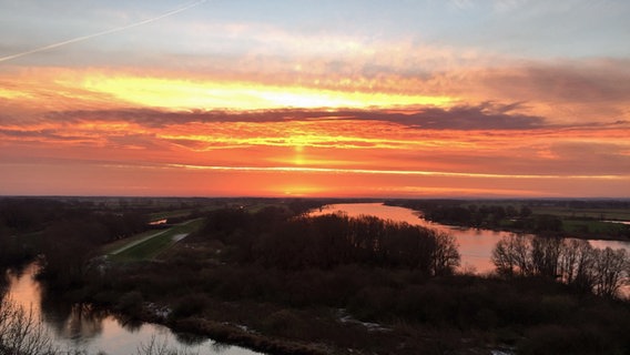 Sonnenaufgang über der Elbe © NDR Foto: Andreas Lemmermann aus Boizenburg