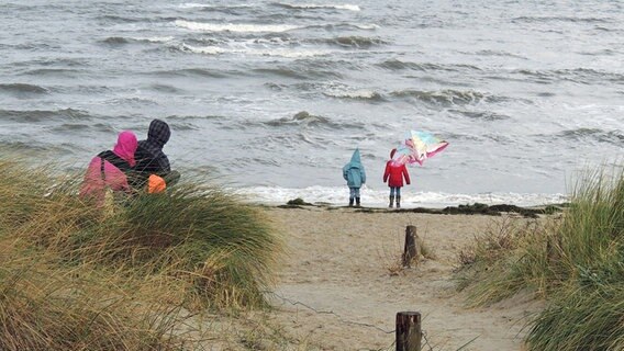 Kinder stehen am Strand © NDR Foto: Horst Laatz von der Insel Poel