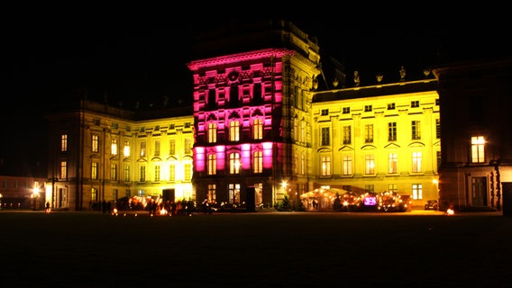 Das Schloss Ludwigslust wird in der Nacht in verschiedenen Farben angestrahlt. © NDR Foto: Erwin Baack aus Ludwigslust