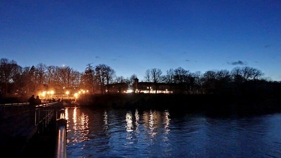 Menschen auf einer Seebrücke © NDR Foto: Helmut Kuzina aus Wismar