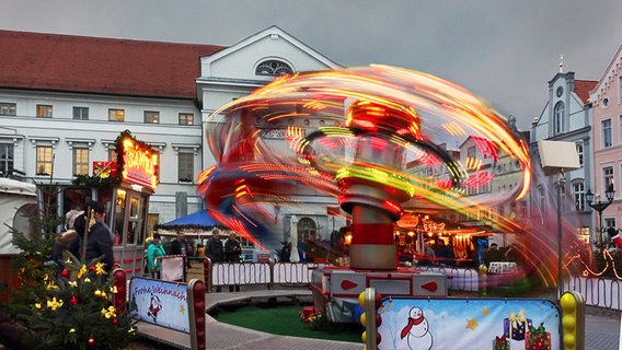 Karussell auf einem Weihnachtsmarkt © NDR Foto: Helmut Kuzina aus Wismar