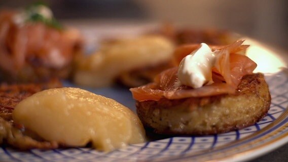 Kartoffelpuffer mit Apfelmus und Lachs  