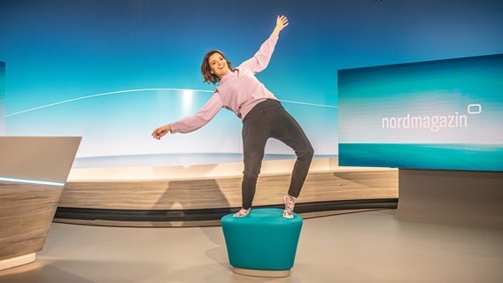 Nordmagazin Moderatorin Frauke Rauner balanciert auf einem Hocker. © NDR Foto: Georg Hundt