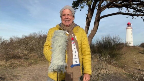 Thomas Globig präsentiert das Wetter auf der Hinsel Hiddensee. © NDR 