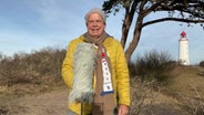 Thomas Globig präsentiert das Wetter auf der Hinsel Hiddensee. © NDR 