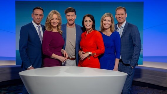 Die Moderatoren des Nordmagazins: René Steuder, Birgit Keller, Stefan Leyh, Annika de Buhr, Anke Rösler, Thilo Tautz (v.l.n.r.) © NDR Foto: Ekki Raff