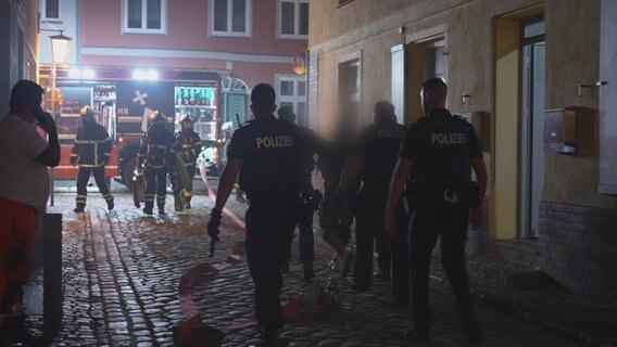 Polizei- und Feuerwehrleute im Einsatz. Polizei- und Feuerwehrleute im Einsatz. © NDR