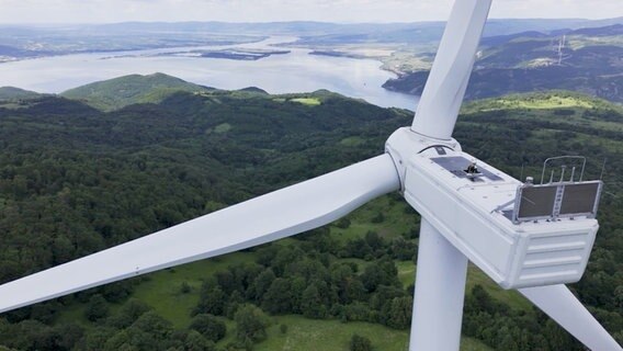Windturbinen von Nordex stehen auf einem Platau 400 Meter über der Donau in Serbien. © Screenshot 